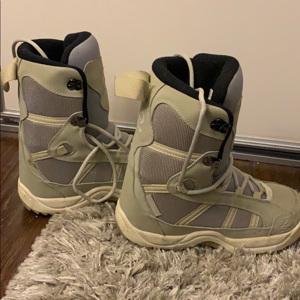 Women’s snowboarding boots